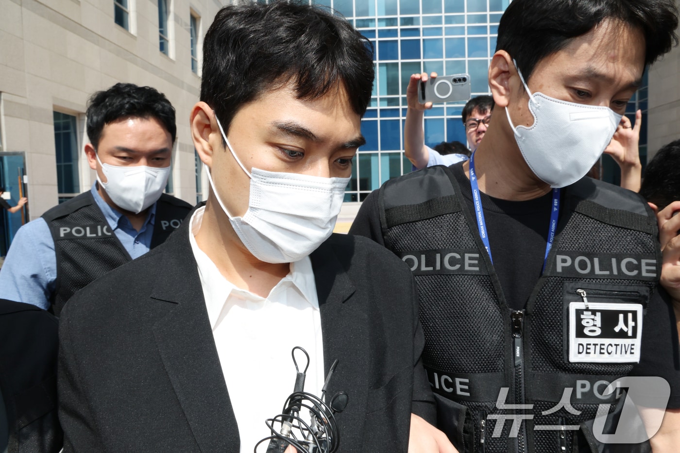 미성년자 성매매 혐의 등을 받는 최영중 전 청주시의원이 30일 충북 청주시 서원구 청주지방법원에서 구속 전 피의자 심문(영장실질심사)을 받은 뒤 나오고 있다. 2026.7.30 ⓒ 뉴스1 김영운 기자