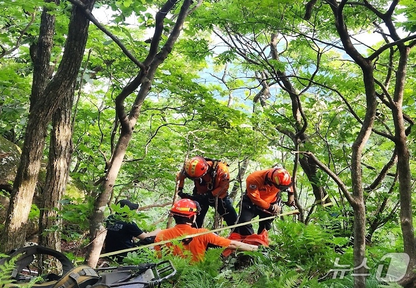 지난 29일 대구 동구 팔공산 동봉 정상 인근에서 소방 당국이 등산객을 구조하는 모습. (대구소방안전본부 제공. 재판매 및 DB금지)
