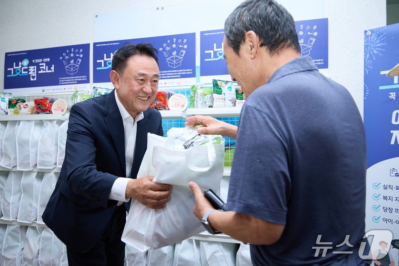  이충우 경기 여주시장이 구세군여주기초푸드뱅크에 마련된 그냥드림 코너를 둘러보고 있다.(여주시 제공. 재판매 및 DB 금지)/뉴스1