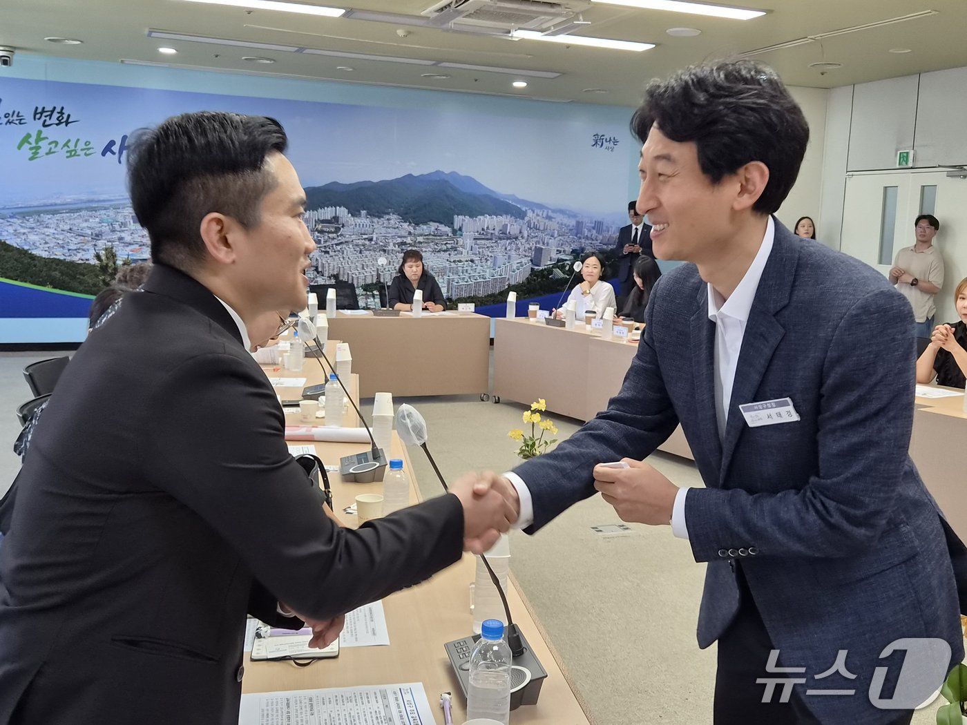 서태경 부산 사상구청장(오른쪽)이 최훈기 북부교육지원청 학교학부모연합회장(왼쪽)과 인사를 나누고 있다. 2026.7.30/뉴스1 ⓒ News1 임순택 기자