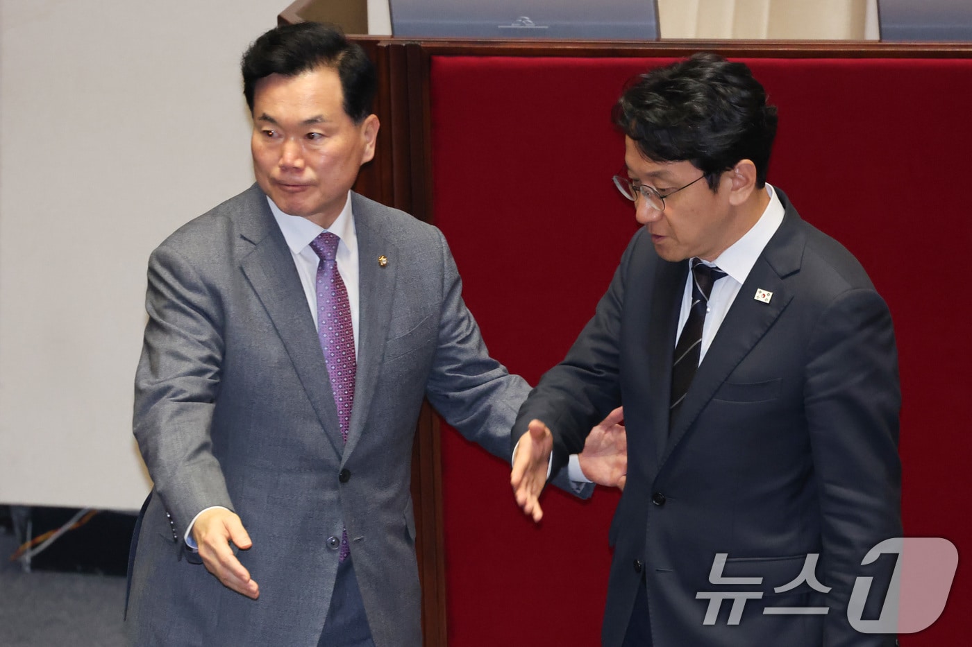 천준호 더불어민주당 원내운영수석부대표와 김승수 국민의힘 원내운영수석부대표가 30일 서울 여의도 국회에서 열린 제437회국회(임시회) 제3차 본회의에서 조정식 국회의장과 대화 후 자리로 돌아가고 있다. 2026.7.30 ⓒ 뉴스1 신웅수 기자