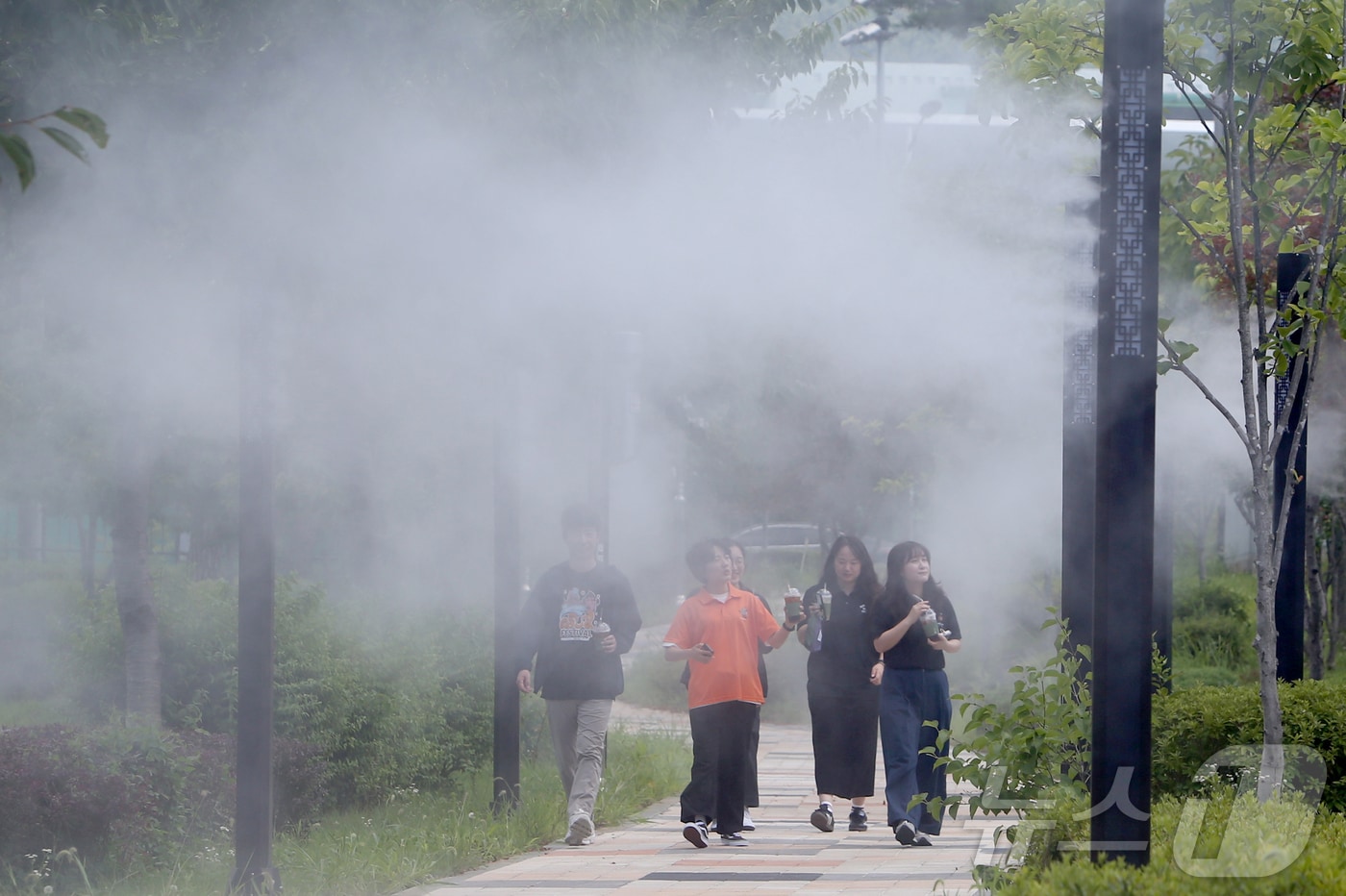 31일 폭염특보가 발효된 대전·충남은 낮 최고 체감온도가 33도 이상까지 오르는 무더위가 이어질 것으로 예보됐다.충남 보령시 명천동 산책로에 쿨링포그가 설치돼 지나는 시민들이 더위를 식히고 있다. ⓒ 뉴스1 김기태 기자