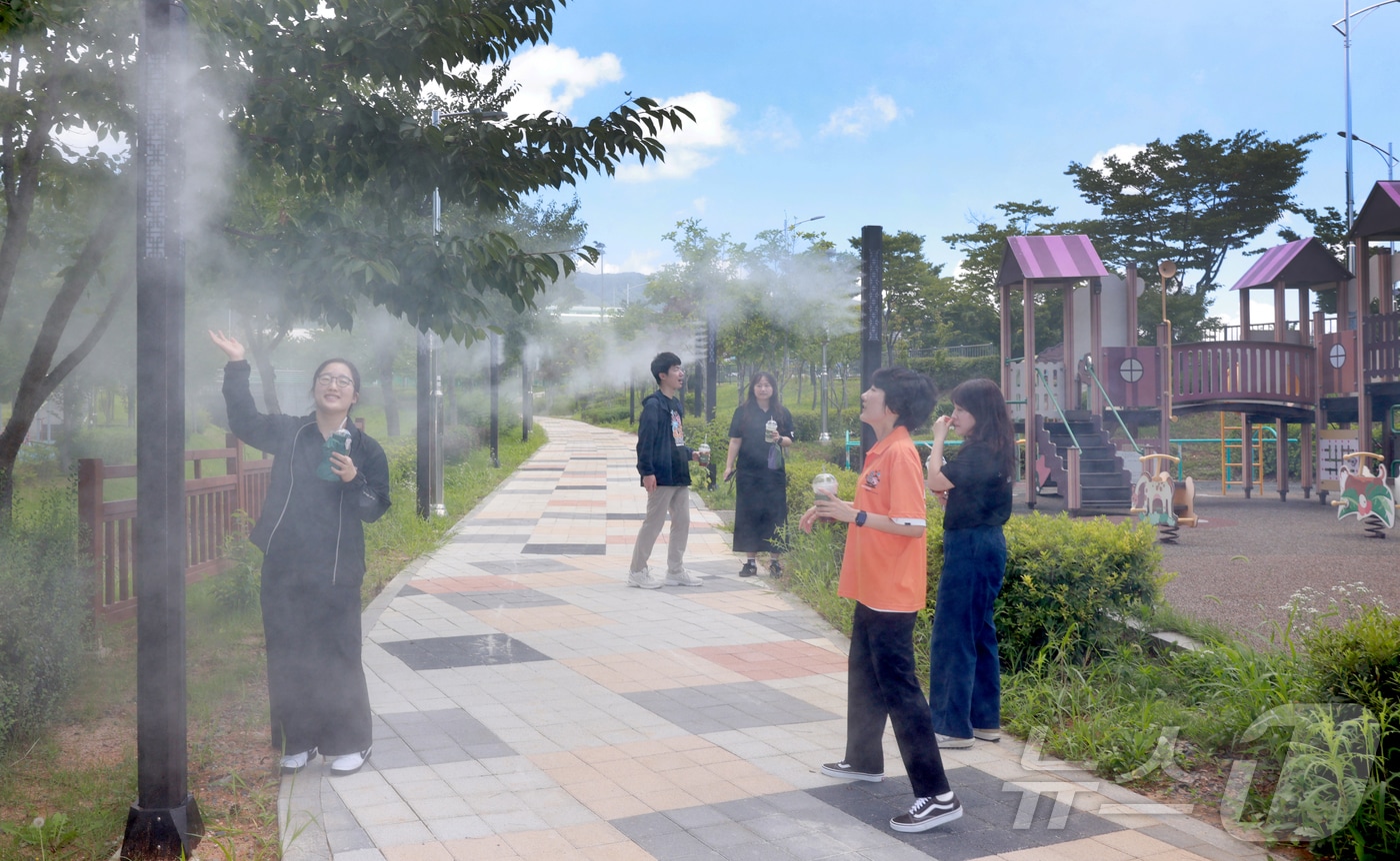 11일 대전·충남엔 낮 최고 기온 31도 안팎의 더위가 이어질 것으로 예보됐다. 보령 명천동 산책로에 쿨링포그가 설치돼 지나는 시민들이 더위를 식히고 있다. ⓒ 뉴스1 김기태 기자