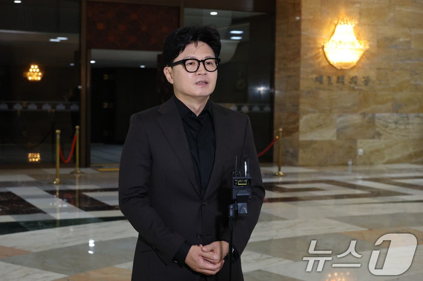 한동훈 무소속 의원이 30일 서울 여의도 국회 본회의장 앞에서 현안 관련 브리핑을 하고 있다. 2026.7.30 ⓒ 뉴스1 신웅수 기자