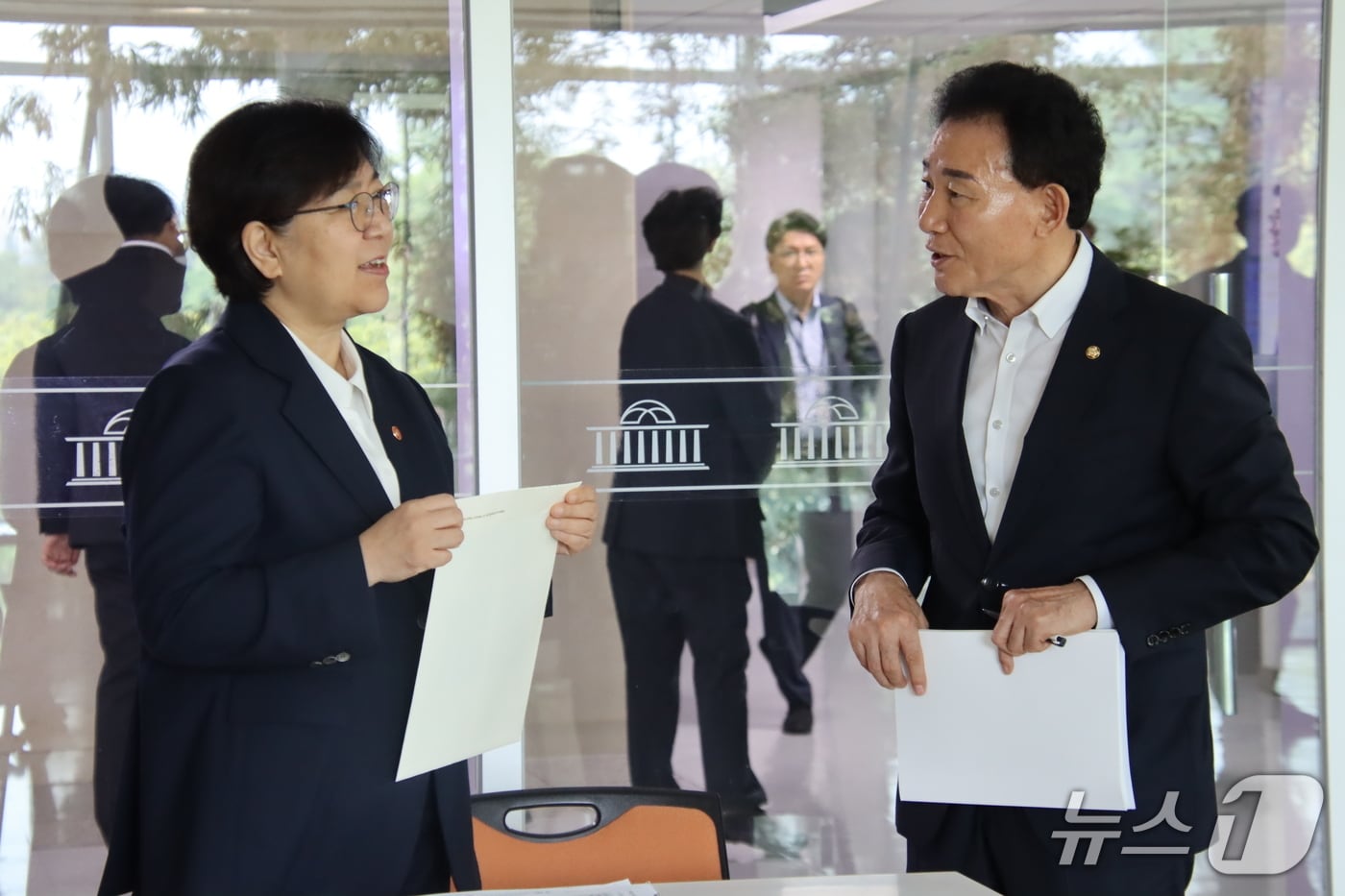 박용갑 의원이 정은경 장관과 면담을 하고 있다.(의원실 제공. 재판매 및 DB금지)/뉴스1