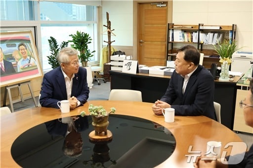 김종훈 진보당 대표가 30일 민형배 전남광주통합특별시장과 만나 대화를 나누고 있다. (진보당 제공. 재판매 및 DB 금지)