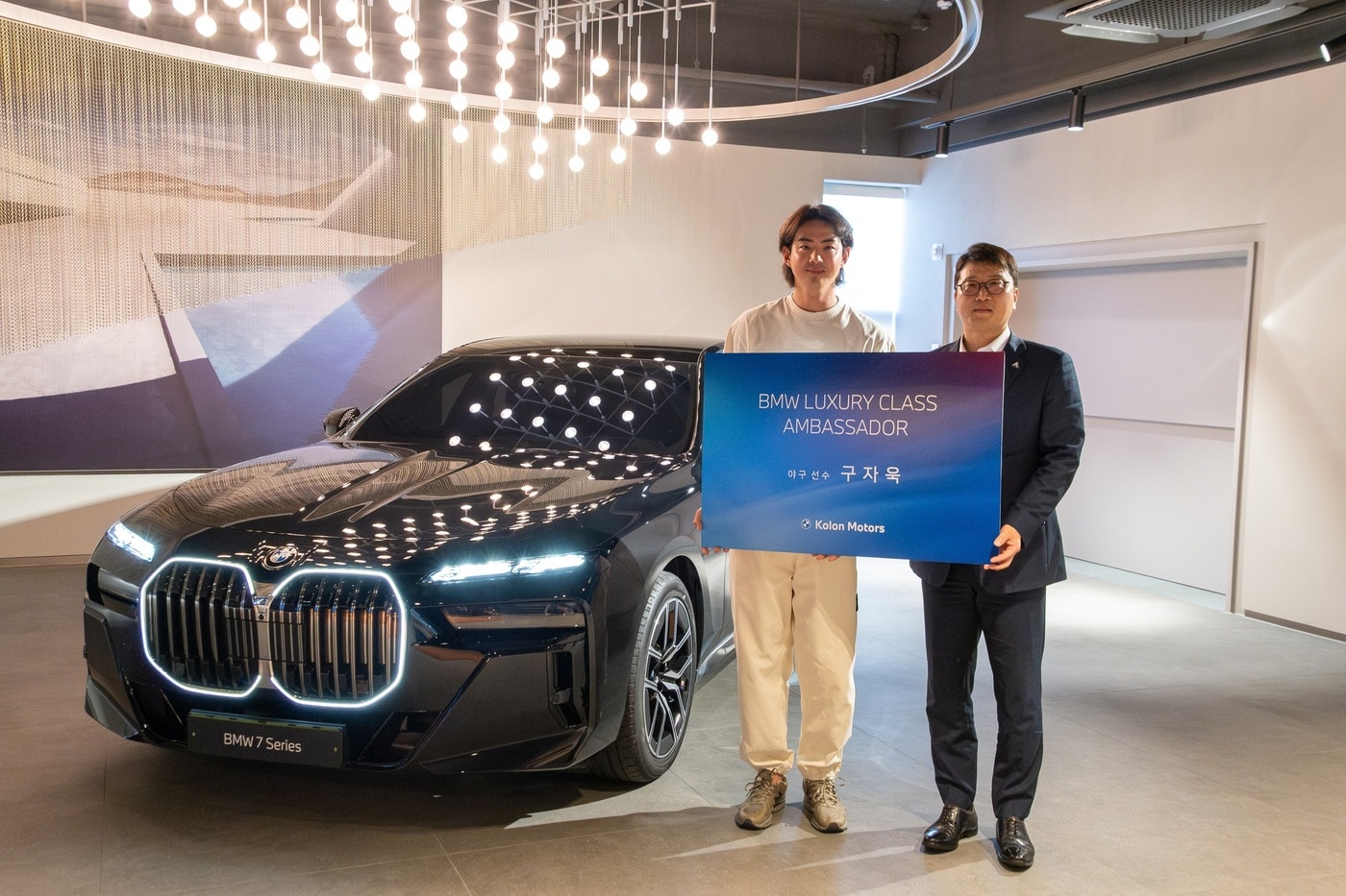 KBO 프로야구 선수 구자욱이 BMW 공식 딜러사 코오롱모터의 BMW 7시리즈 앰배서더로 선정되며 제공받은 준대형 세단 '740i'를 배경으로 기념 사진을 촬영한 모습(코오롱모터스 제공). 2026.7.31.