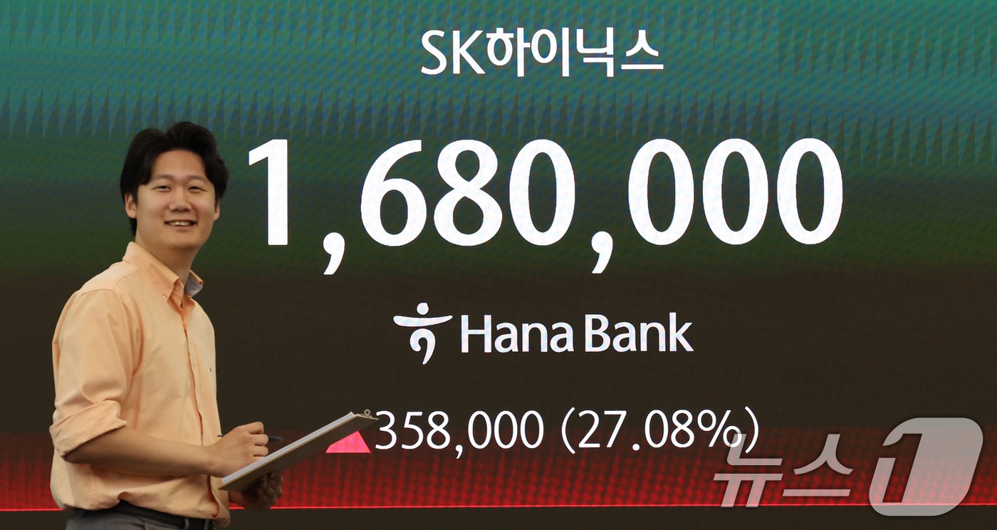 31일 서울 중구 하나은행 딜링룸 전광판에 SK하이닉스 주가가 나타나고 있다. 2026.7.31 ⓒ 뉴스1 박지혜 기자