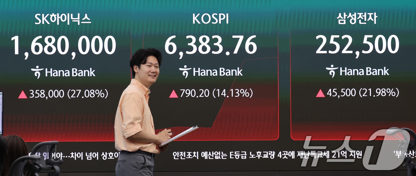 31일 서울 중구 하나은행 딜링룸 전광판에 SK하이닉스와 삼성전자 주가가 나타나고 있다. 이날 코스피 지수는 전장 대비 64.23포인트(1.15%) 오른 5,657.79로 출발해 단숨에 6천선을 돌파했다. 2026.7.31 ⓒ 뉴스1 박지혜 기자