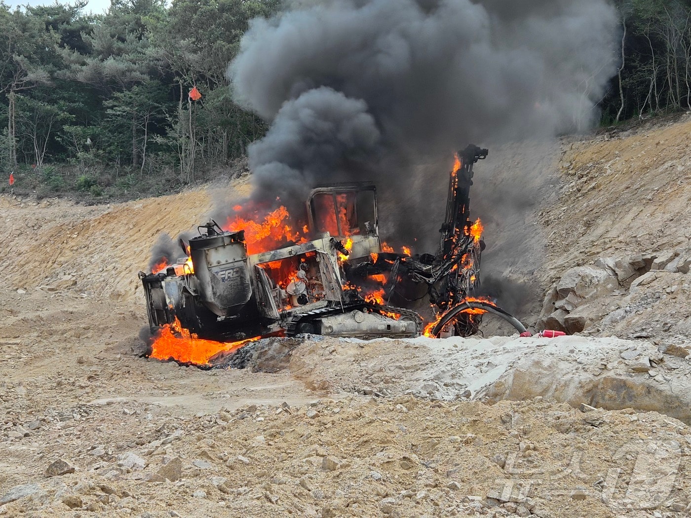31일 오전 8시 28분쯤 전남광주 영광군 염산면 상계리 한 채석장에서 작업중이던 천공기에서 불이 난 모습.(전남광주통합소방본부 제공. 재판매 및 DB금지) ⓒ 뉴스1 조수민 기자