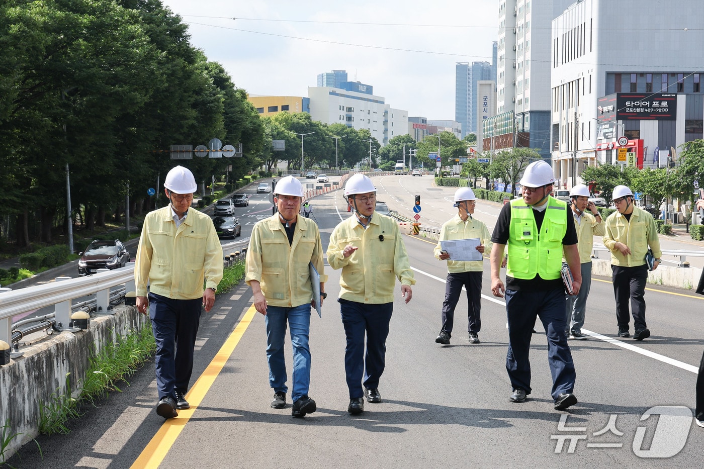 한대희 경기 군포시장(왼쪽 세 번째)이 31일 금정고가교를 찾아 긴급 보수공사 진행 상황을 점검하고 있다. (군포시 제공. 재판매 및 DB 금지) 2026.7.31/뉴스1