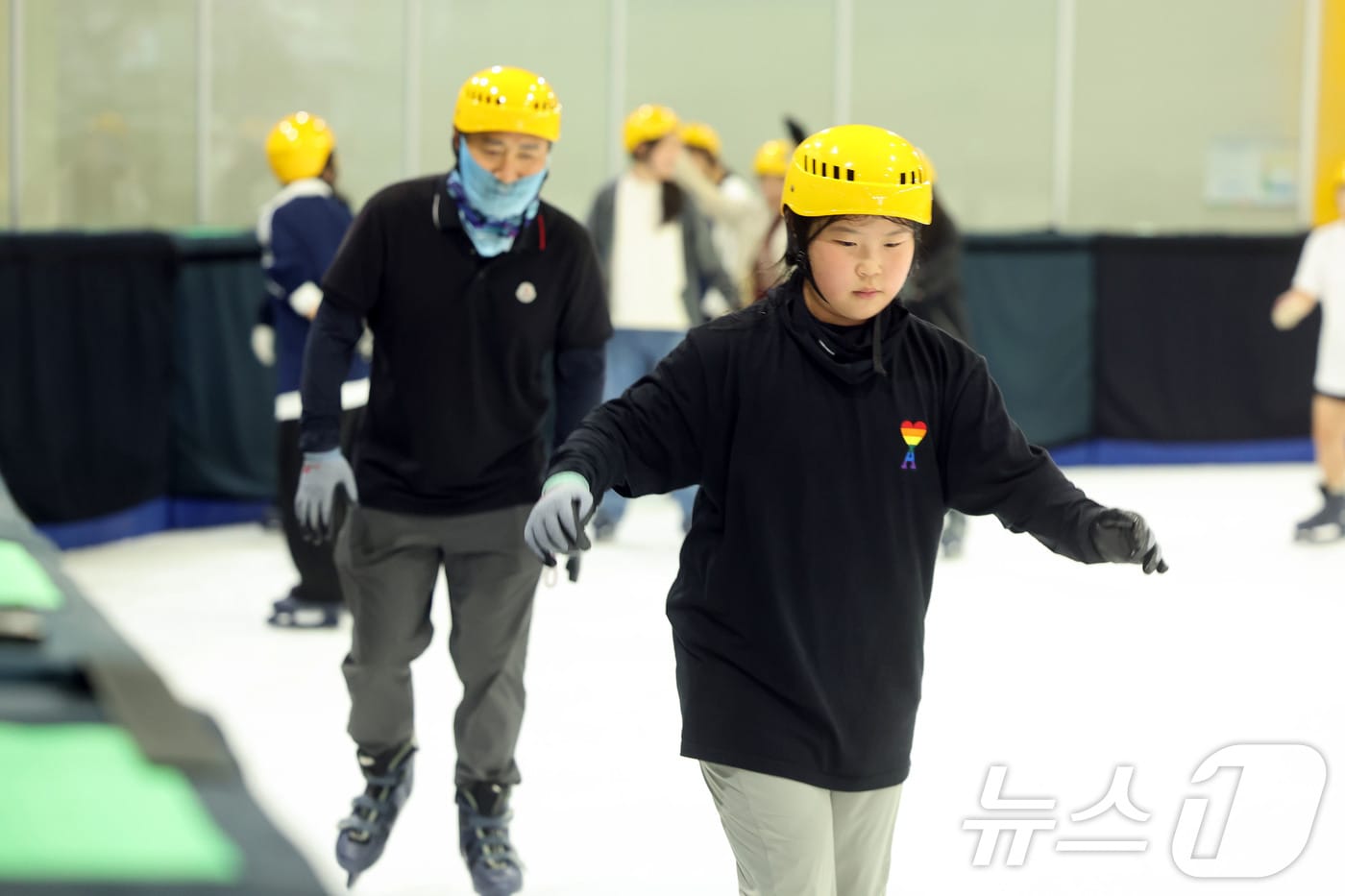 광주 낮 최고기온이 37.1도인 31일 전남광주 서구 광주실내빙상장을 찾은 부녀가 아이스 스케이팅을 즐기고 있다. 2026.7.31 ⓒ 뉴스1 조수민 기자