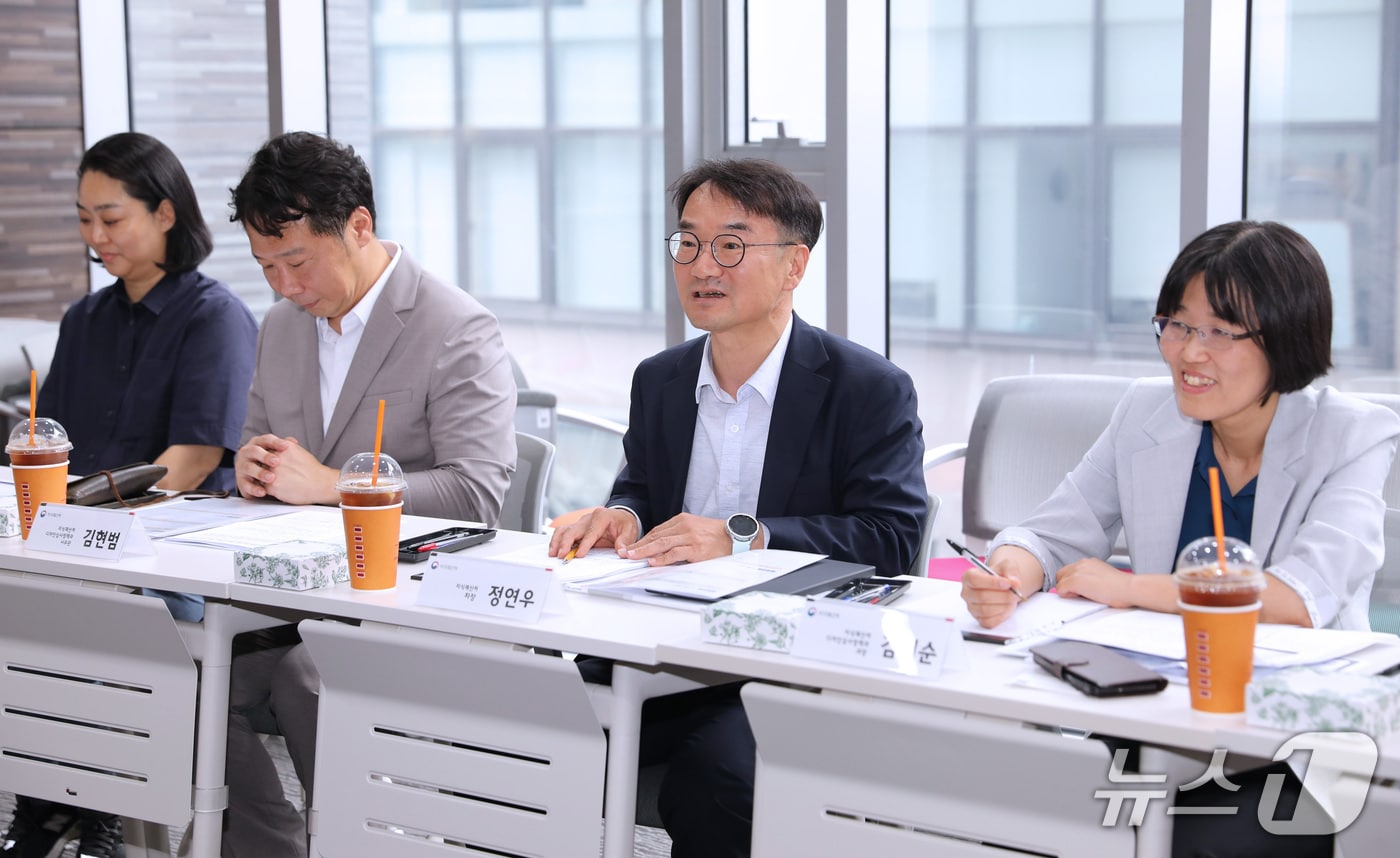 정연우 지식재산처 차장(왼쪽 세번째)이 ‘퍼시스 그룹’ 간담회에서 인사말을 하고 있다. (지식재산처 제공.재판매 및 DB금지)/뉴스1