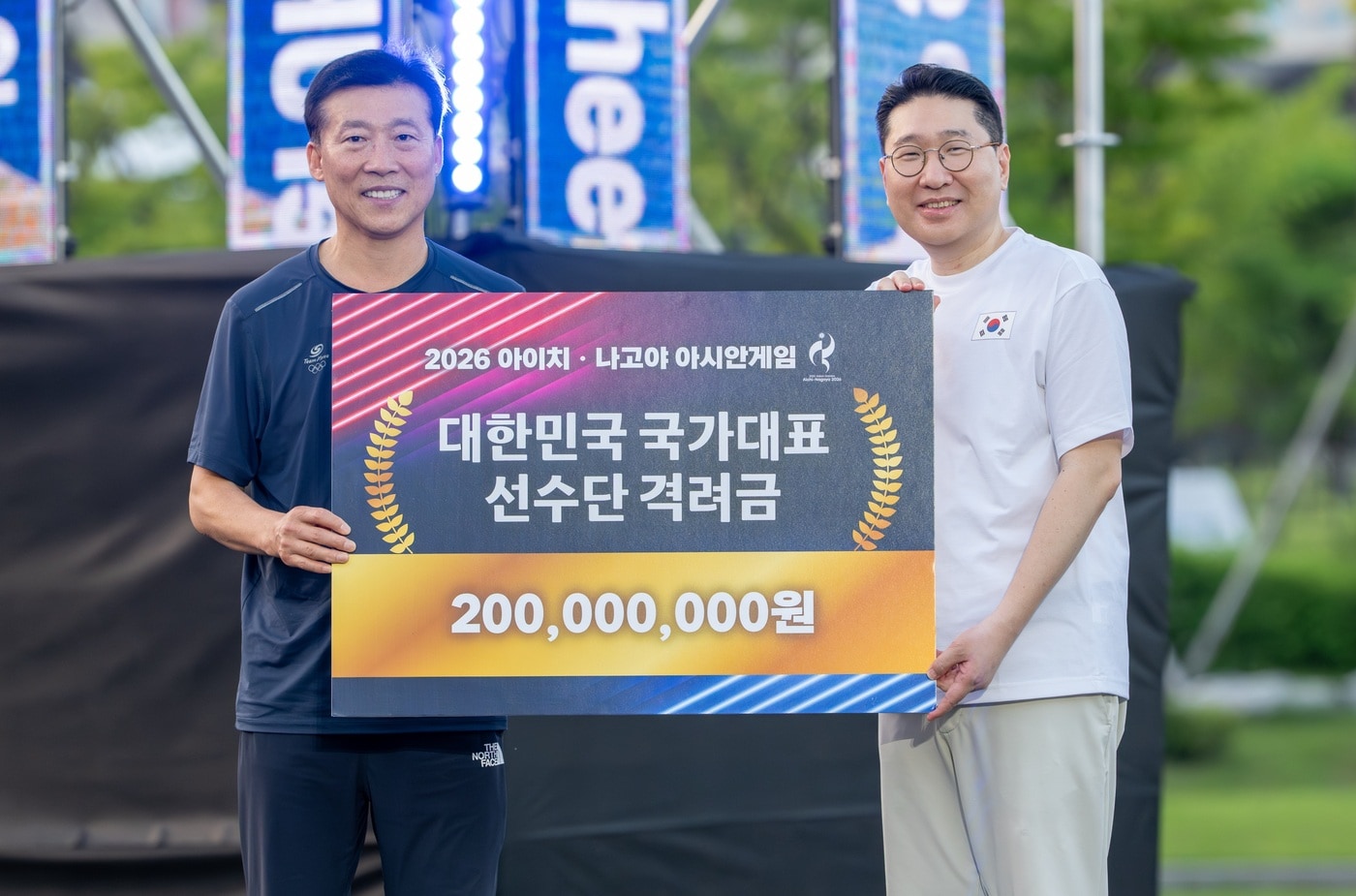 이상현 2026 아이치·나고야 아시안게임 대한민국 선수단장이 지난 30일 진천선수촌을 방문해 국가대표 선수단의 경기력 향상과 성공적인 아시안게임의 준비를 위해 격려금 2억 원을 전달했다.(대한사이클연맹 제공)