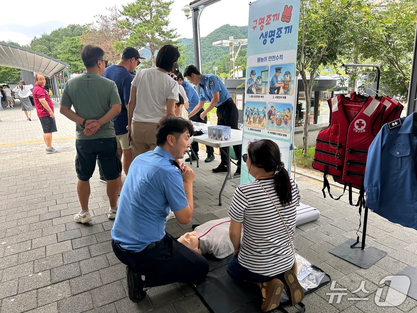 동해지방해양경찰청, 홍천휴게소서 휴가철 해안가 안전수칙 당부.(동해해경청제공, 재판매 및 DB금지)