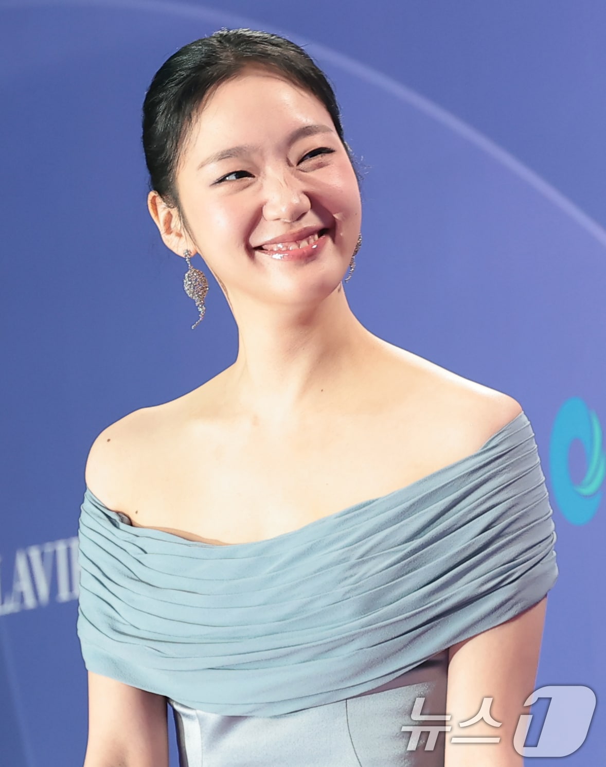 배우 김고은이 31일 인천 중구 파라다이스시티에서 열린 ‘제5회 청룡시리즈어워즈’에 레드카펫 행사에 참석해 포즈를 취하고 있다. 2026.7.31 ⓒ 뉴스1 권현진 기자