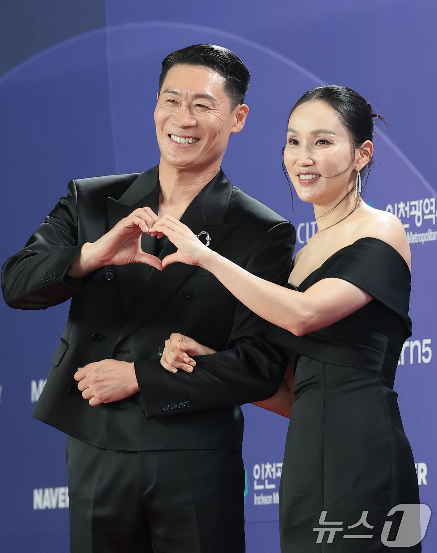 배우 진선규와 박보경(오른쪽)이 31일 인천 중구 파라다이스시티에서 열린 ‘제5회 청룡시리즈어워즈’에 레드카펫 행사에 참석해 앙드레김 포즈를 취하고 있다. 2026.7.31 ⓒ 뉴스1 권현진 기자