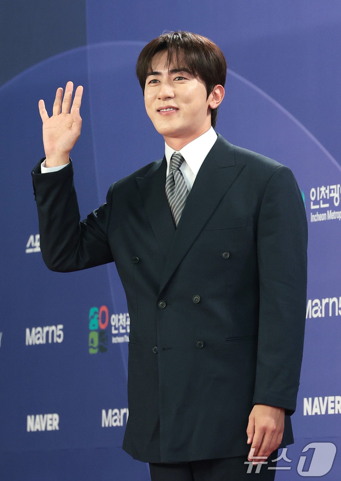 방송인 김원훈이 31일 인천 중구 파라다이스시티에서 열린 ‘제4회 청룡시리즈어워즈’에 레드카펫 행사에 참석해 포즈를 취하고 있다. 2026.7.31 ⓒ 뉴스1 권현진 기자