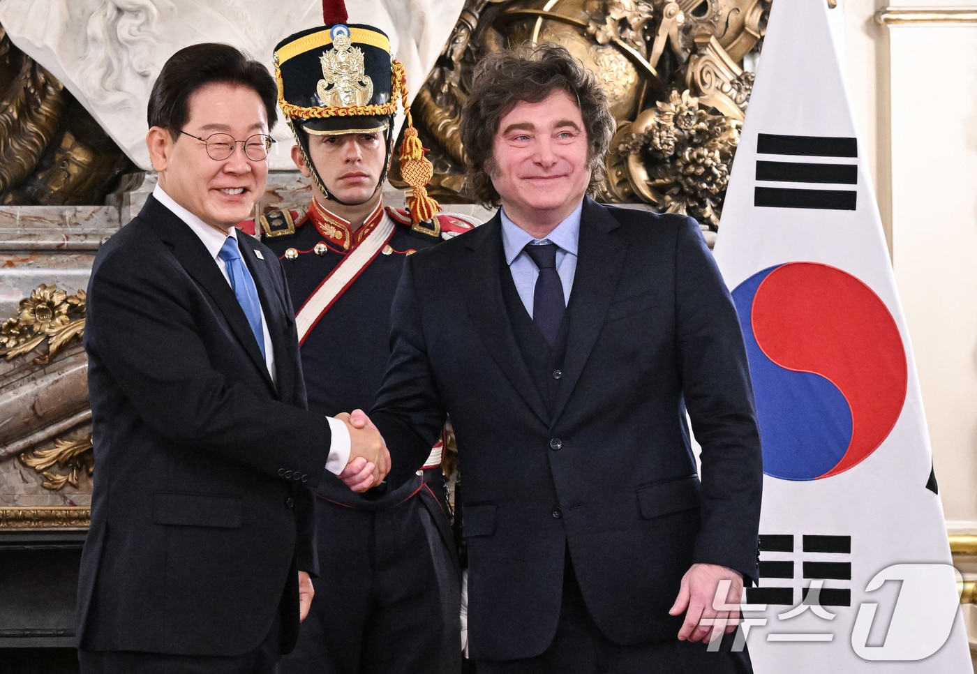 李대통령 'AI·핵심광물·공급망' 세일즈 외교 마무리...독일 경유해 귀국