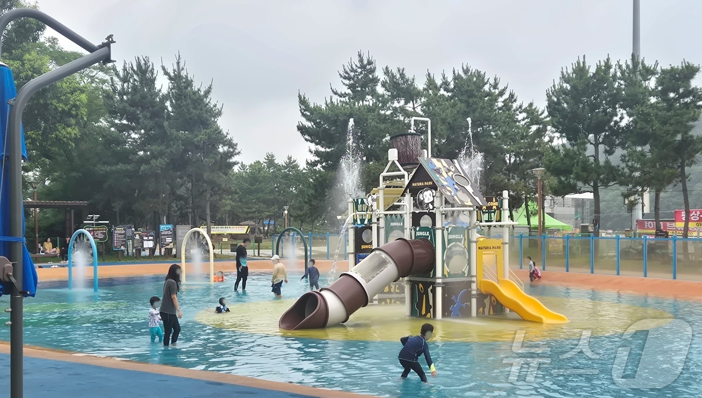 지난 4일 전북 부안군 변산해수욕장 인근에 마련된 어린이풀장(물놀이터)에서 가족들이 물놀이를 즐기고 있다. (뉴스1 DB) 