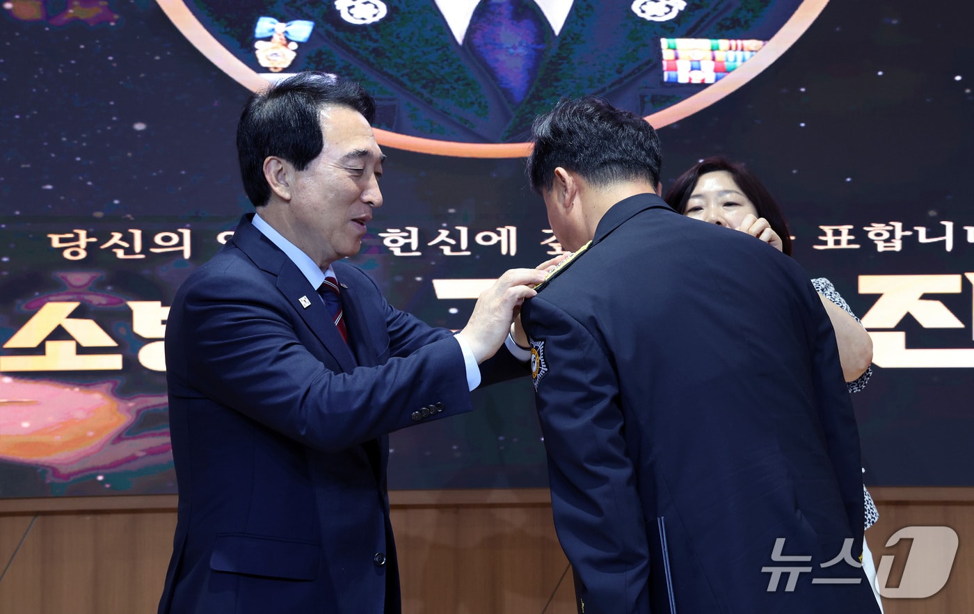 박수현 충남지사가 지난 3일 열린 충남소방본부 승진·전보 임용식에 참석한 모습. (충남소방본부 제공, 재판매 및 DB금지) / 뉴스1