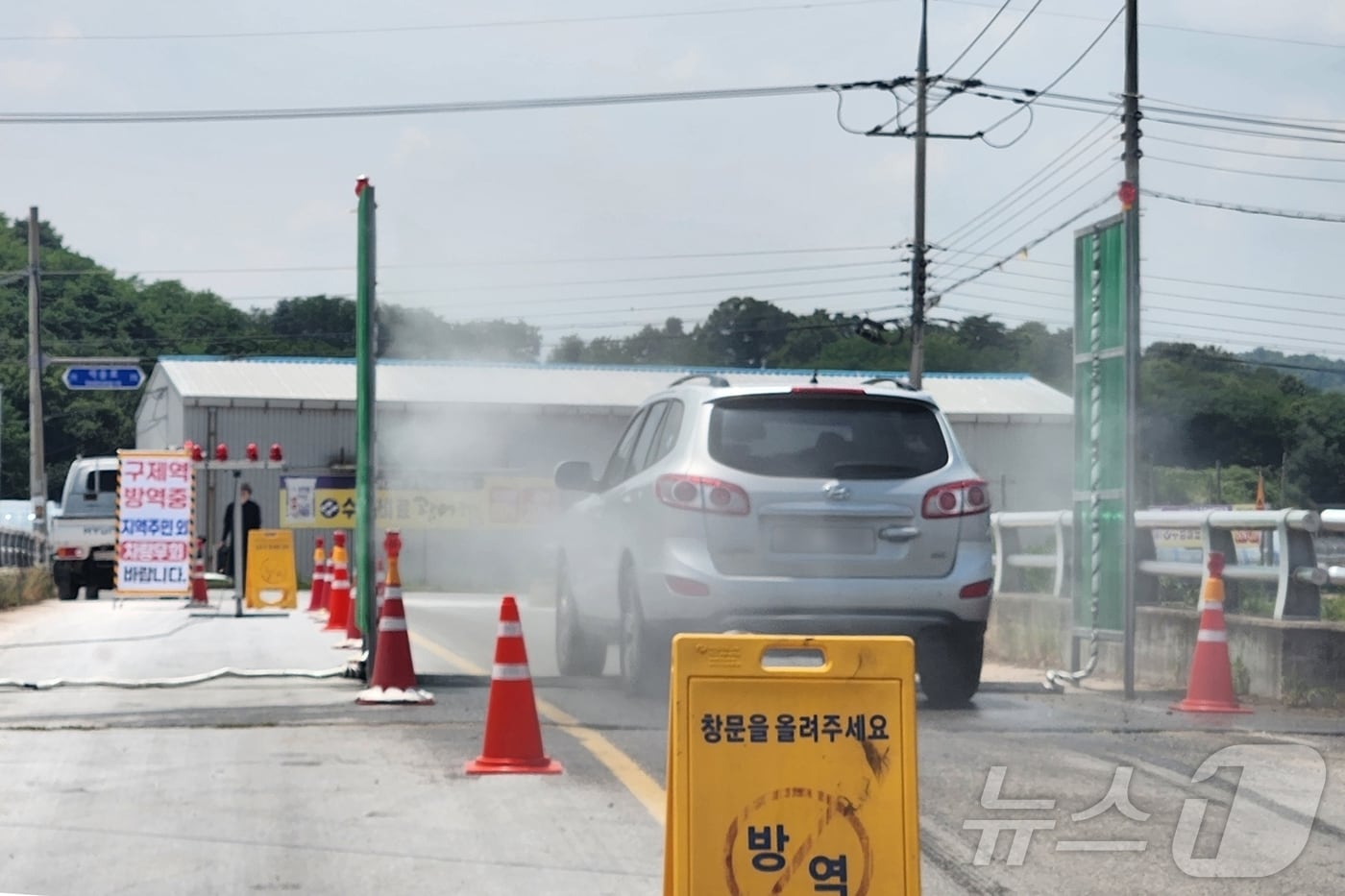 경북 예천군은 4일 감천면 구제역 발생 이틀째를 맞아 감염 가축 처리를 완료하고 이동통제초소와 거점소독시설을 가동하는 등 추가 확산 차단에 나섰다. ⓒ 뉴스1 김대벽기자