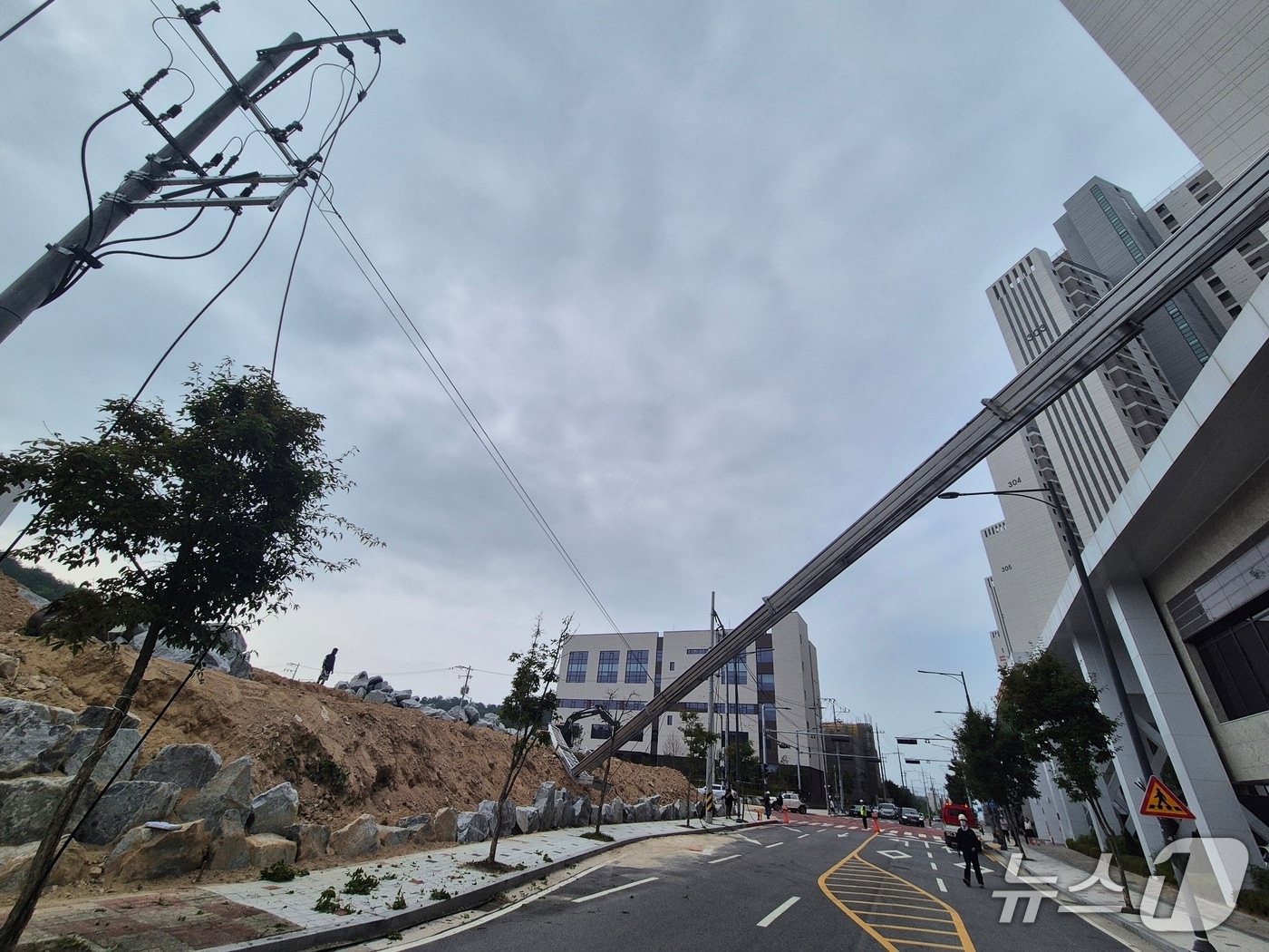 이사용 사다리차 전도 모습.(한국전력공사 충북본부 제공. 재판매 및 DB금지)/뉴스1