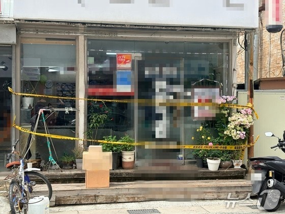 2일 흉기 난동이 발생한 경남 거제시 고현동의 한 미용실 앞에 폴리스라인이 설치돼 있는 모습 2026.07.02/뉴스1 강미영기자