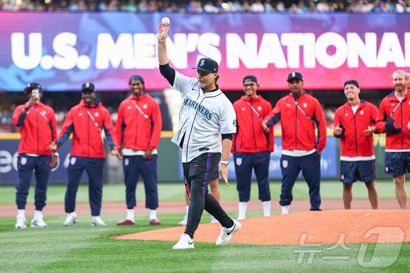 미국 축구대표팀의 마우리시오 포체티노 감독이 4일(한국시간) 열린 2026 메이저리그 시애틀 매리너스와 토론토 블루제이스 경기에서 시구를 펼쳤다. ⓒ AFP=뉴스1