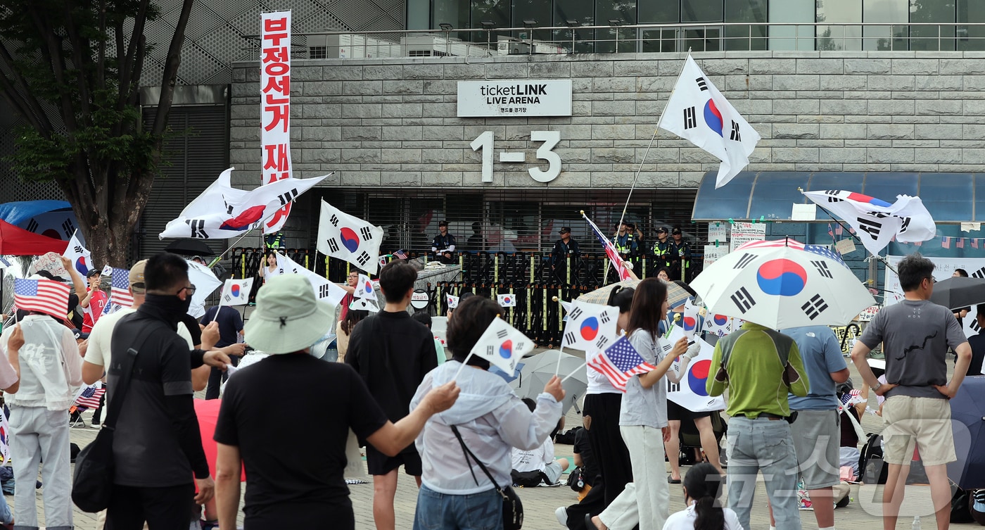 6·3 지방선거 투표용지 부족사태로 인한 '잠실 봉쇄시위'가 계속되고 있는 5일 서울 송파구 올림픽공원 핸드볼경기장 인근. 2026.7.5 ⓒ 뉴스1 김진환 기자