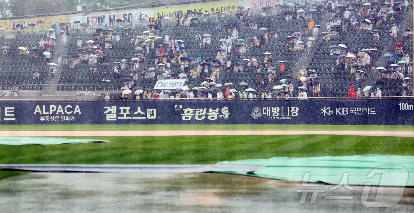 25일 프로야구 잠실 롯데-두산전이 우천 취소됐다. ⓒ 뉴스1 김진환 기자
