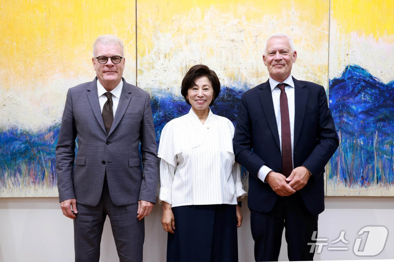 남인순 국회부의장(더불어민주당·서울 송파병)은 지난 3일 국회를 방문한 예스퍼 피스커(Jesper Fisker) 덴마크 암협회 대표와 미카엘 헴니티 빈터(Mikael Hemniti Winther) 주한덴마크대사를 만나 환자 권리 보장과 보건의료 분야 협력 증진 방안을 논의했다.(남인순 국회부의장실 제공)