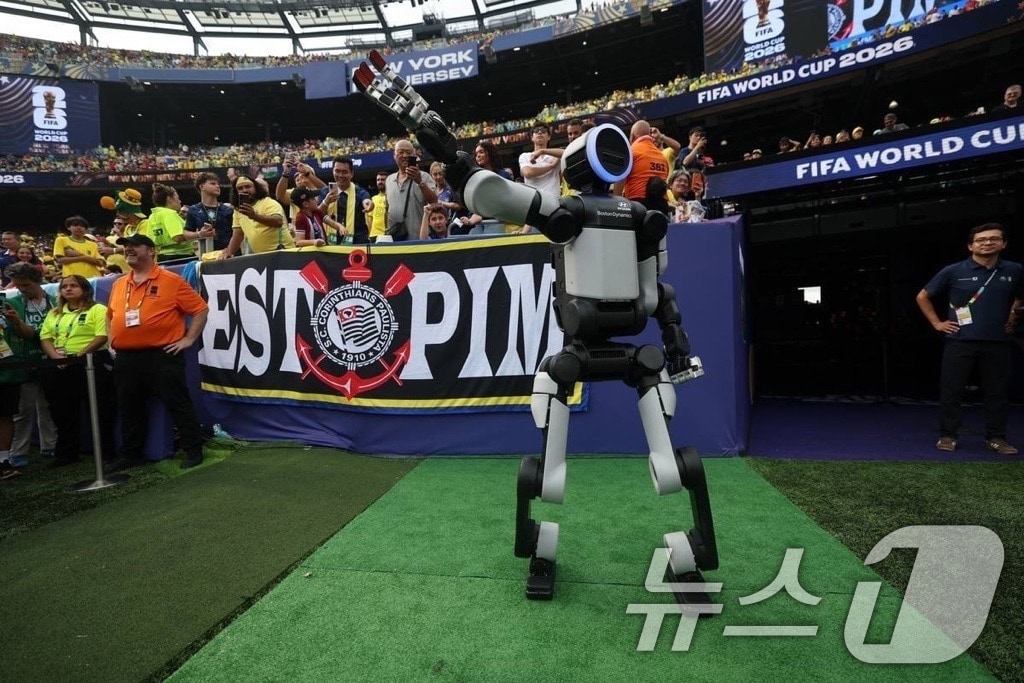 미국 뉴욕 뉴저지 스타디움에서 열린 '피파 월드컵 2026™' 16강전 하프타임에서 차세대 전동식 휴머노이드 로봇 '아틀라스'가  관중을 향해 손을 흔들고 있다. (현대자동차 제공. 재판매 및 DB금지) 2026.7.6 ⓒ 뉴스1