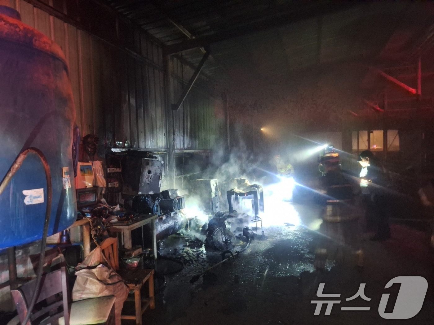 6일 오전 0시 1분쯤 전남광주 담양군 담양읍의 한 우사에서 불이 나 소방당국이 진화하고 있다. (전남소방본부 제공. 재판매 및 DB금지) 2026.7.6 ⓒ 뉴스1 이수민 기자