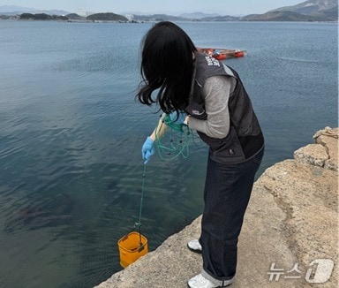 경남도보건환경연구원 관계자가 해안에서 비브리오 패혈증균 발생 여부를 확인하기 위해 검체를 채취하고 있다.(경남도보건환경연구원 제공. 재판매 및 DB금지)/ 뉴스1 ⓒ News1