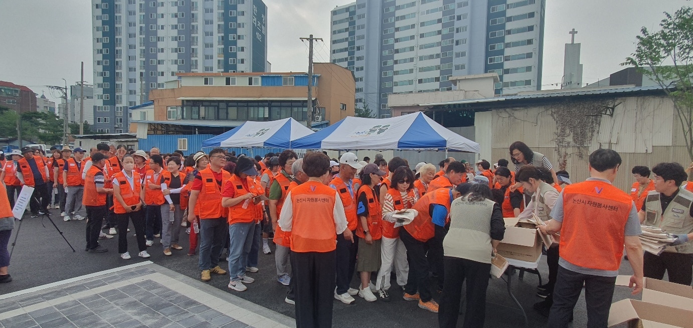 4일 논산 화지중앙시장 일대에서 펼쳐진 환경정화 모습.(충남도 제공. 재판매 및 DB금지)/뉴스1