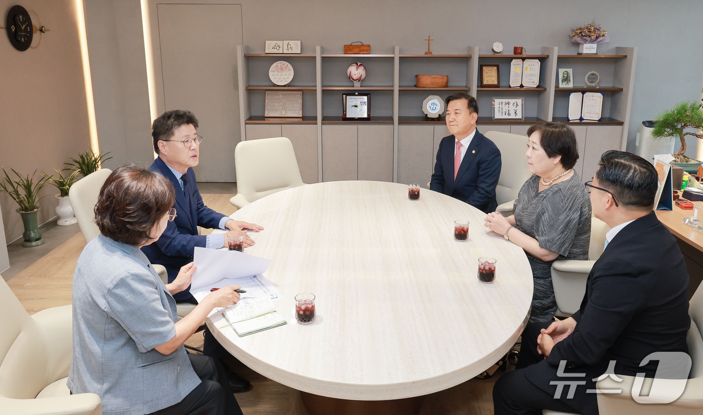 한대희 경기 군포시장(왼쪽 두 번째)이 지난 2일 한세대학교를 방문해 관계자들과 소통하고 있다. (군포시 제공. 재판매 및 DB 금지) 2026.7.6/뉴스1 