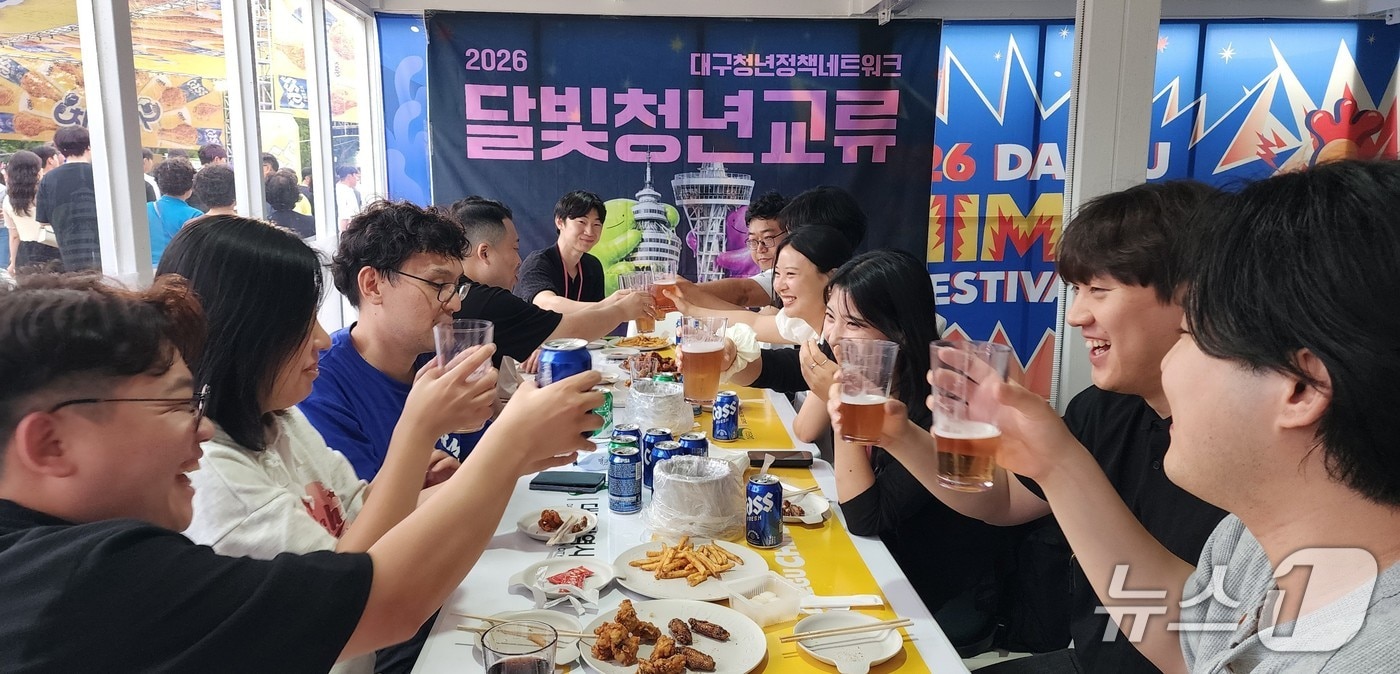 대구청년정책네트워크와 광주청년위원회가 최근 대구치맥페스티벌 현장에서 만나 우의를 다지고 있다. (대구시 제공. 재판매 및 DB 금지)/뉴스1