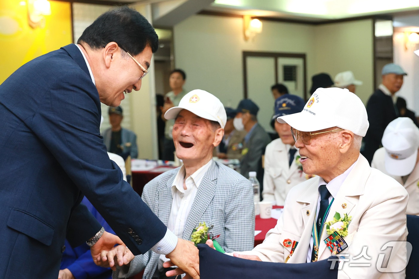 경북 경주시가 병멱 명문가 예우 대상의 주소지 제한을 폐지하는 내용의 조례 개정안을 입법예고했다. 주낙영 시장이 6.25참전용사들을 격려하고 있다.(경주시 제공, 재판매 및 DB금지) 2026.7.6/뉴스1