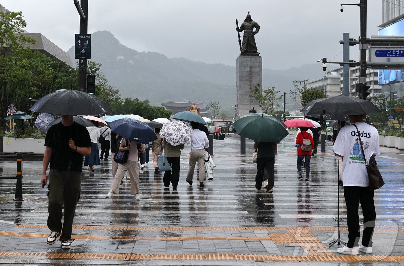 비가 내린 6일 오전 서울 종로구 세종대로 사거리에서 우산을 쓴 시민들이 이동하고 있다. 2026.7.6 ⓒ 뉴스1 이종수 기자