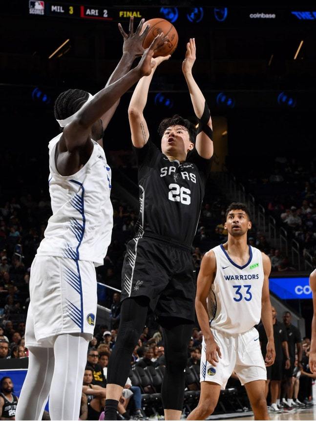 NBA 샌안토니오 스퍼스에서 서머리그에 참가 중인 이현중(가운데)이 6일(한국시간) 골든스테이트 워리어스와 경기에서 슛을 쏘고 있다.(NBA G리그 SNS 캡처)