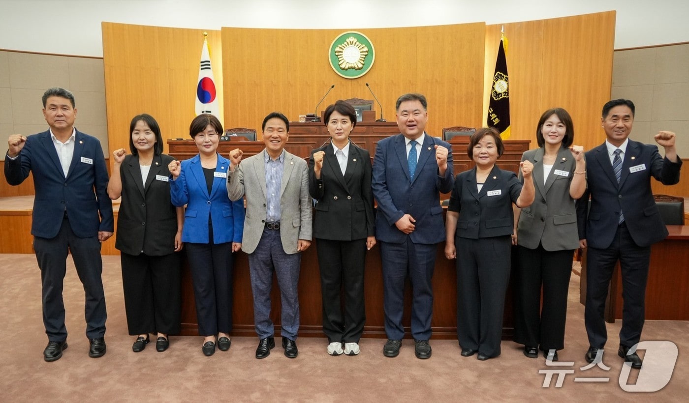 제9대 울산 북구의회가 6일 본회의장에서 제231회 임시회 1차 본회의를 열고 전반기 원구성을 마치고 기념사진을 찍고 있다.(울산 북구의회 제공. 재판매 및 DB금지)/뉴스1