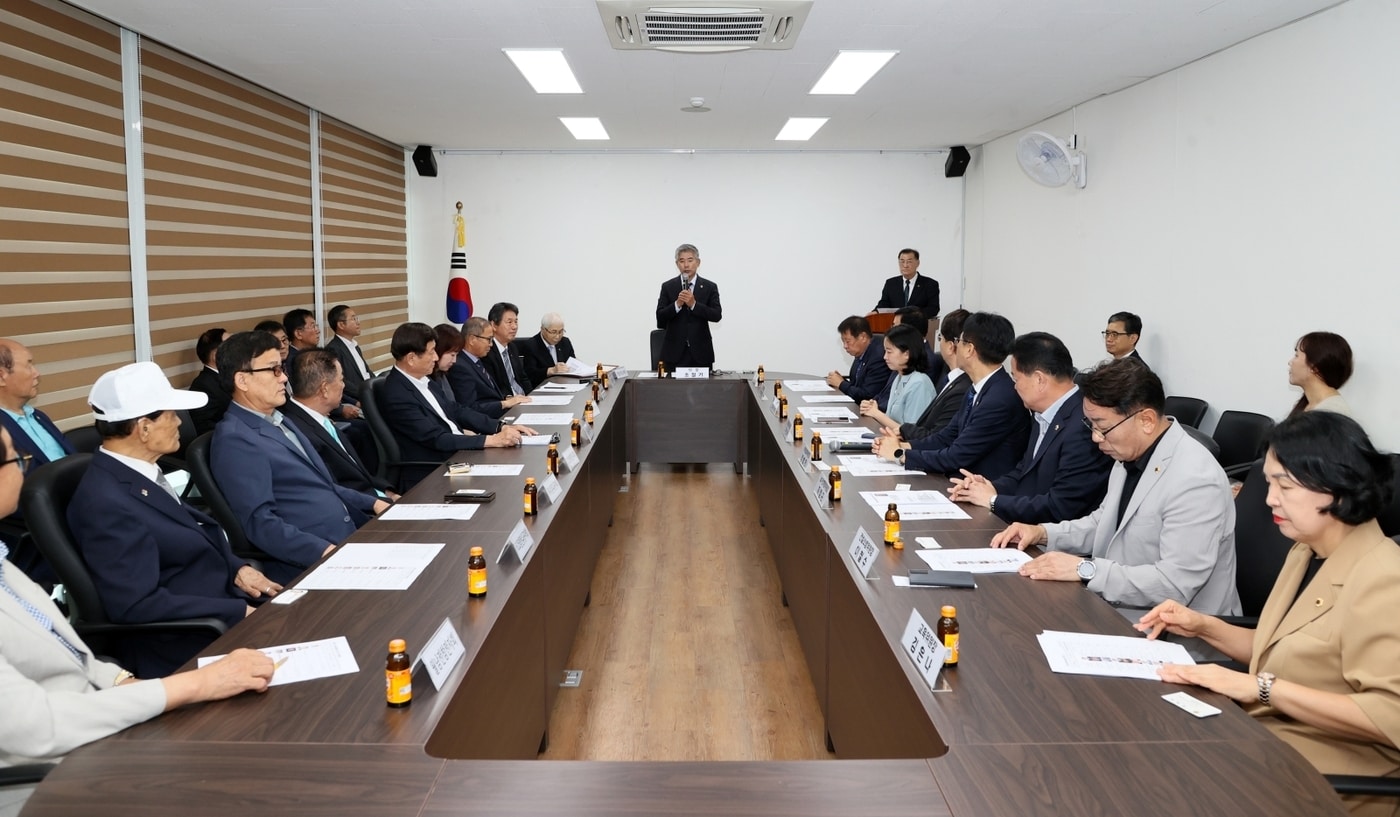 13대 충남도의회 전반기 의장단 도내 주요 기관 방문 모습.(도의회 제공. 재판매 및 DB금지)/뉴스1