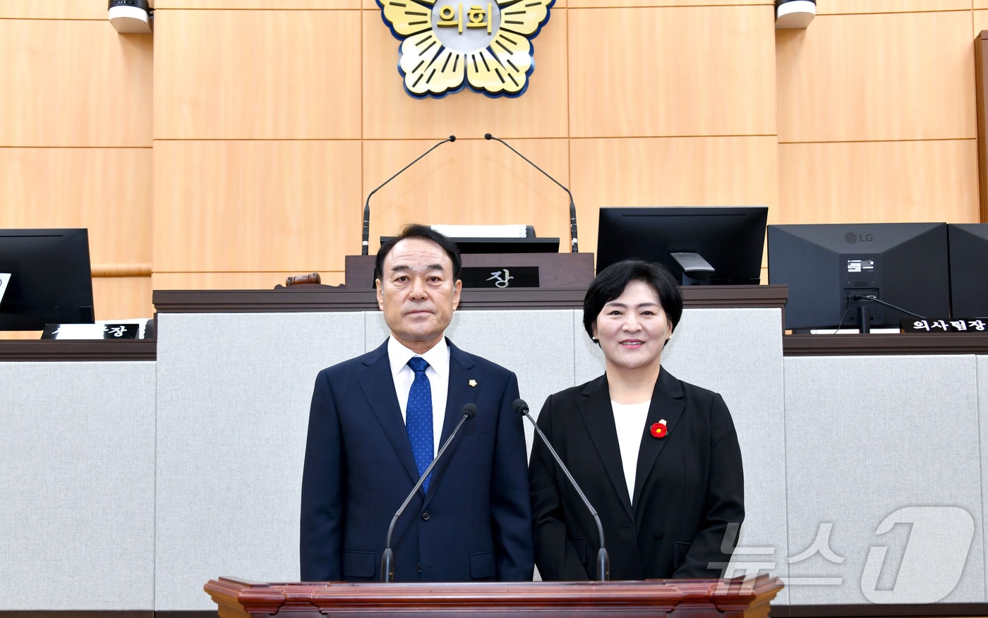 여수시의회는 6일 제255회 임시회를 열고 전반기 의장에 주재현 의원(좌), 부의장에 박성미 의원을 선출했다. (여수시의회 제공. 재판매 및 DB금지) ⓒ 뉴스1