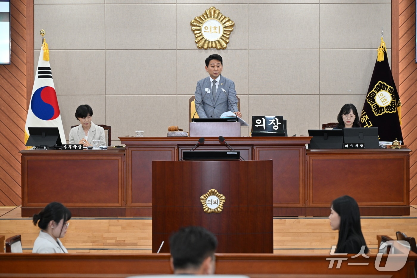 울산 중구의회는 6일 본회의를 열고 제9대 전반기 의장에 김태욱 의원 부의장에 이명녀 의원을 각각 선출했다.(울산 중구의회 제공. 재판매 및 DB금지)/뉴스1