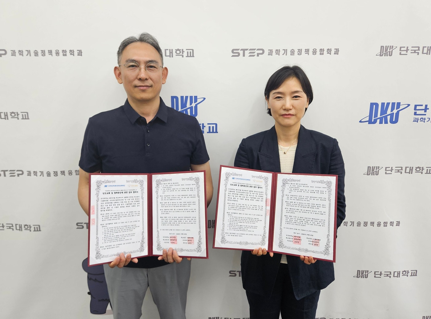 지난 3일 단국대 WMD센터에서 열린 업무협약식에서 신정현 단국대 WMD센터 교수(왼쪽)와 신을숙 겨자씨키움센터 부센터장이 업무협약 체결 후 기념사진을 찍고 있다.(서울성모병원 제공)