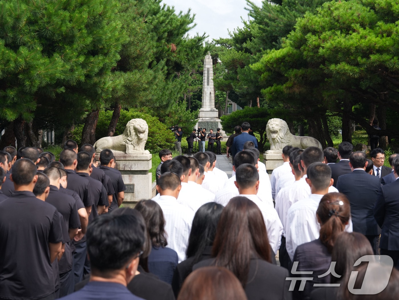 5·18민주화운동 조롱성 응원으로 논란을 빚은 서울 배재고 야구부원과 교사, 일부 학부모 등 80여 명이 6일 광주제일고에 사과 방문해 학생탑에 참배하고 있다. 2026.7.6 ⓒ 뉴스1 김태성 기자