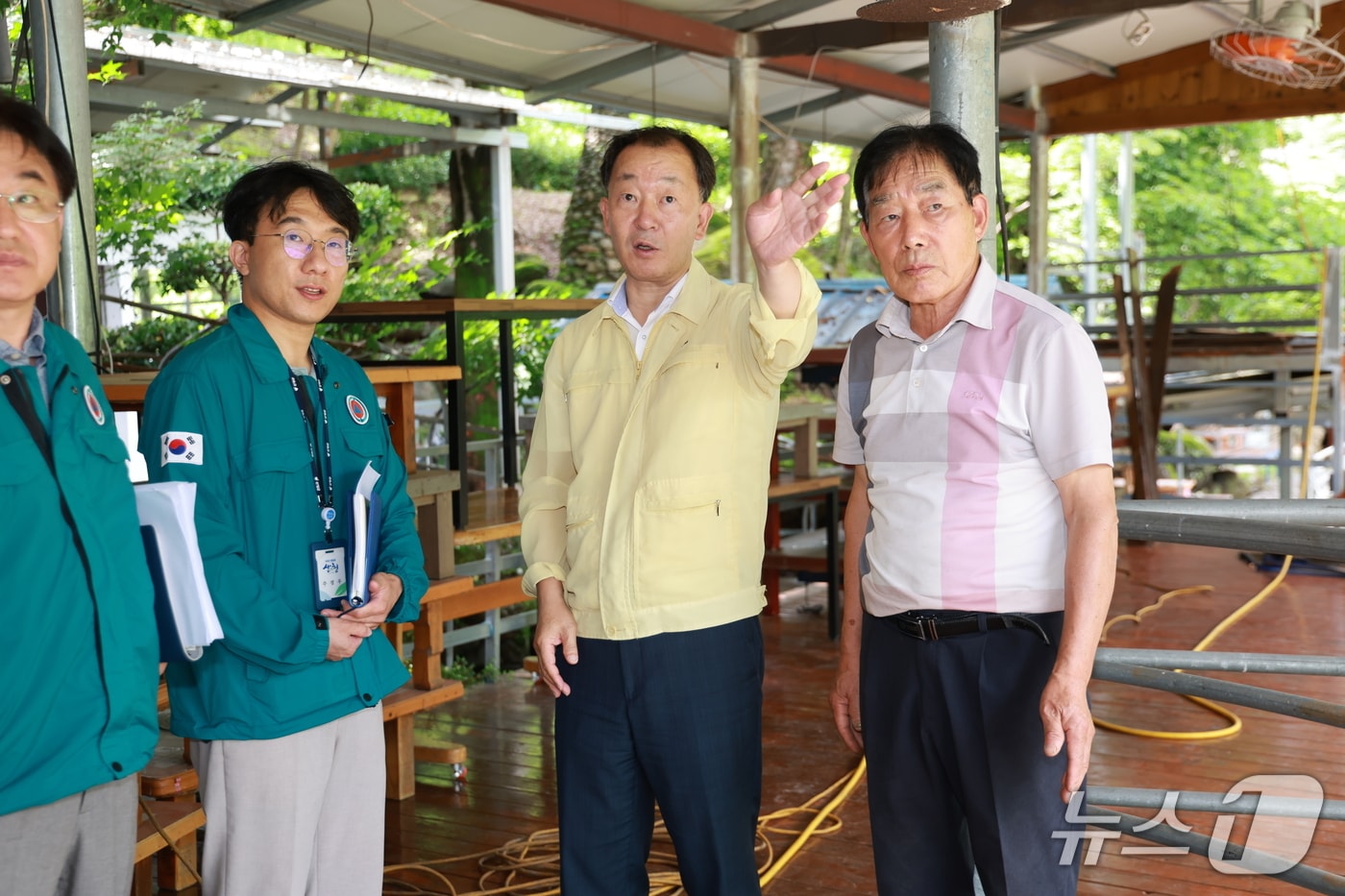 유명현 산청군수(왼쪽 두번째)가 6일 하천의 불법시설물 등을 점검하고 무단 공작물의 신속 철거를 지시하고 있다(산청군 제공. 재판매 및 DB금지)