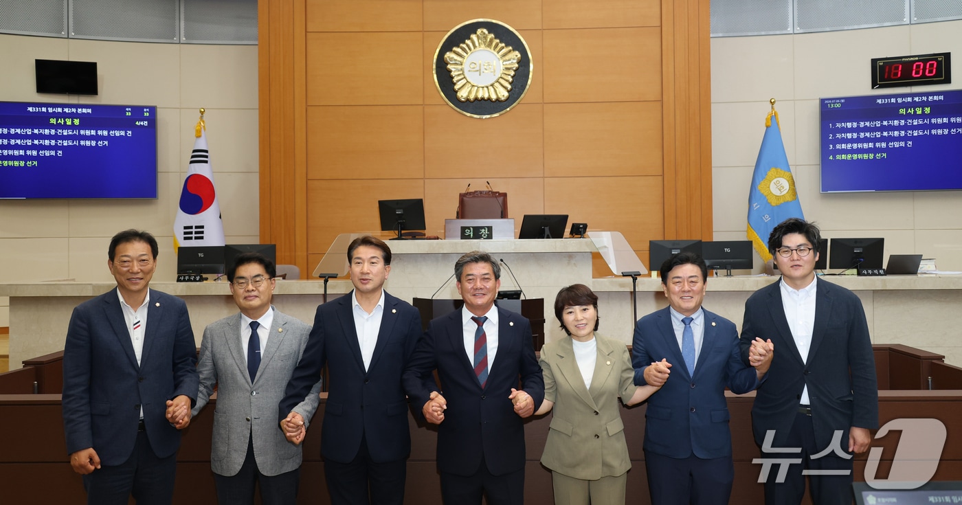 6일 경북 포항시의회가 제10대 전반기 원구성을 모두 마무리했다고 밝혔다. 왼쪽부터 자치행정위원장 김영헌, 설도시위원회 박칠용, 조민성 부의장, 김철수 의장,의회상임위원장 임주희, 복지환경위원회 김만호, 경제산업위원회 김상민 의원.(포항시의회 제공, 재판메 및 DB금지) 2026.7.6/뉴스1