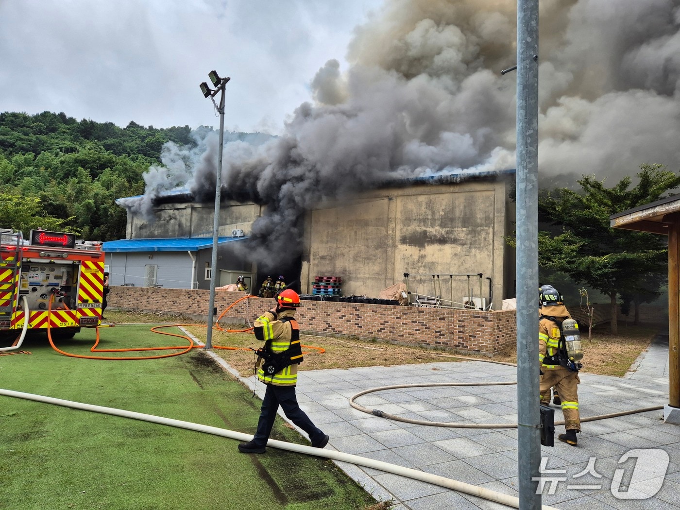 6일 낮 12시 19분쯤 전남광주 진도군 고군면에 위치한 전복 양식 기자자 보관창고에서 불이 나 소방당국이 진화작업하고 있다.(전남소방 제공. 재판매 및 DB 금지)